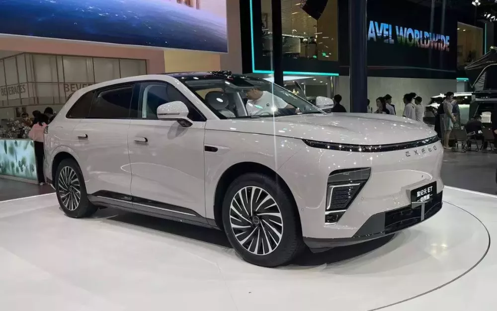 Cận cảnh Chery Exeed Exlantix ET 2025 mới ra mắt tại "hàng xóm" của Việt Nam- Ảnh 1.