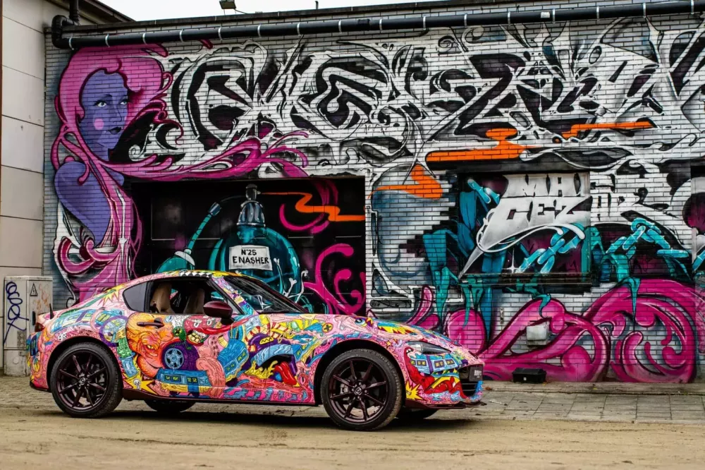 Cận cảnh hàng độc Mazda MX-5 Miata Kabuki Town mất hơn 510 giờ cho màu áo của xe- Ảnh 3.
