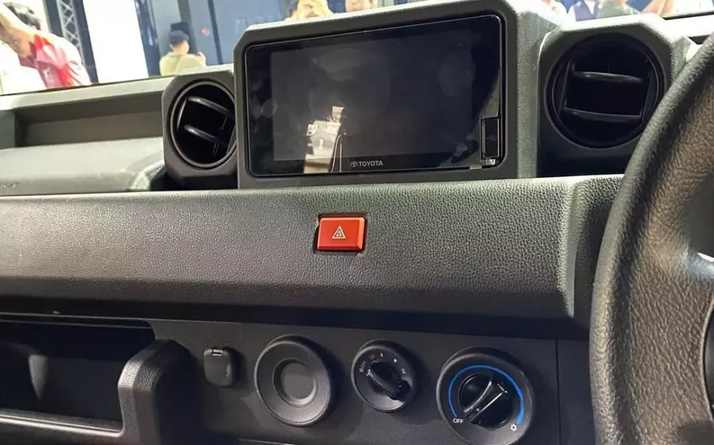 Mẫu SUV 7 chỗ này dùng màn hình cảm ứng trung tâm khá nhỏ.