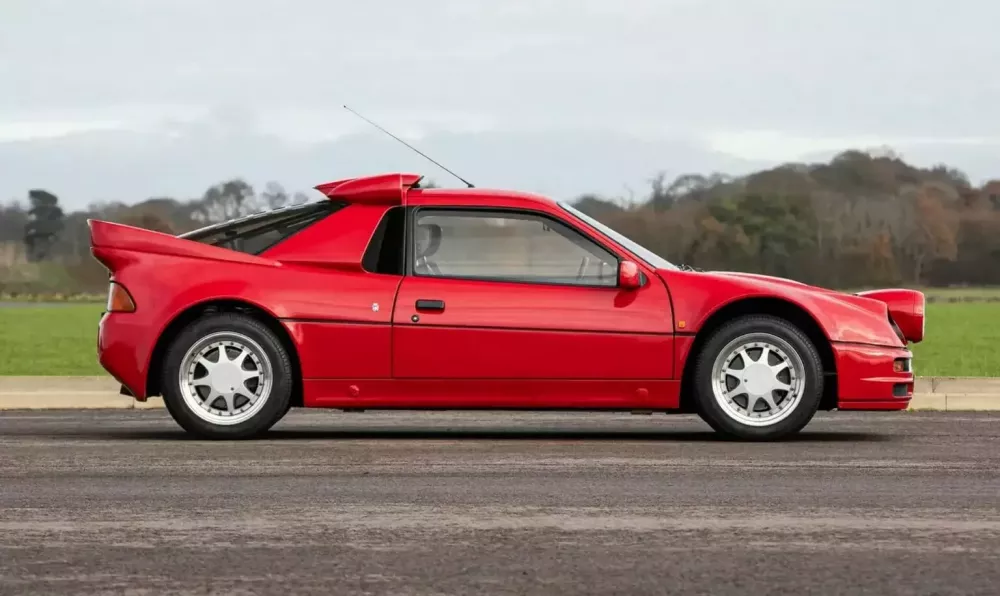 Chiếc Ford RS200 S có màu đỏ Ferrari là 1 trong số 4 chiếc duy nhất còn tồn tại- Ảnh 3.