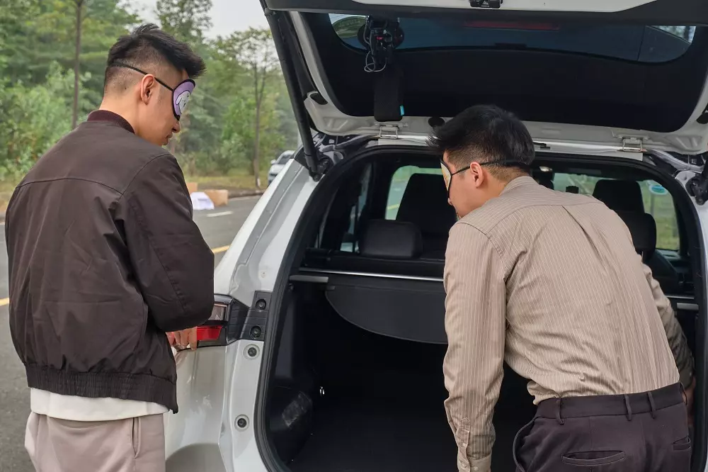 Cuối cùng khi trải nghiệm cốp sau, anh Đạt khẳng định đây chắc chắn là một mẫu xe hạng B, nhưng đánh giá cao về độ rộng rãi.