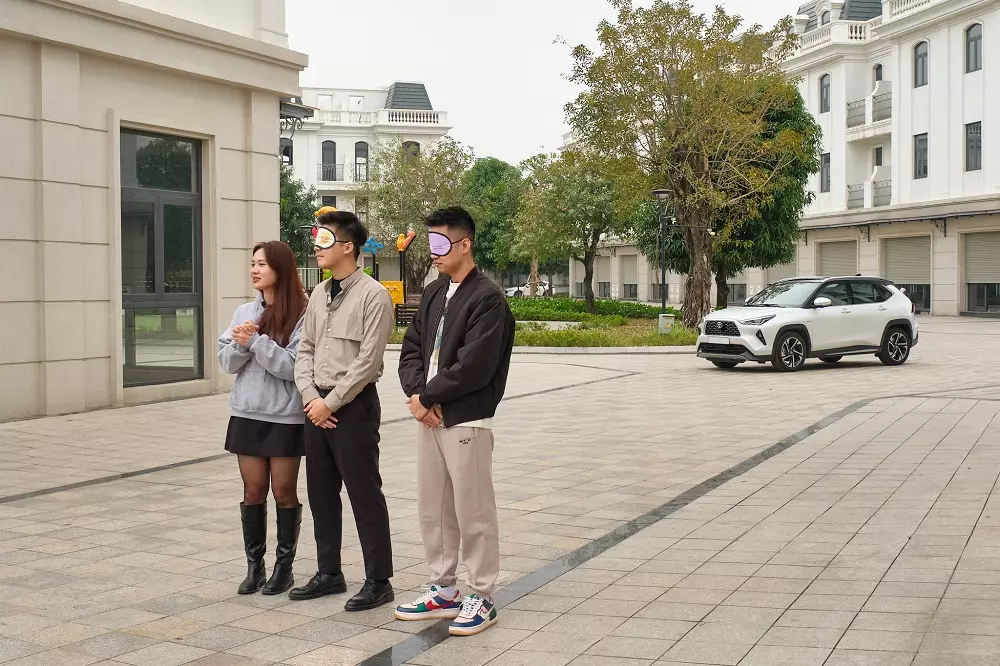 Anh Lê Thành Đạt (phải) và anh Đỗ Gia Hiển (giữa) đều là những người dùng có kinh nghiệm sử dụng ô tô, tiếp xúc qua nhiều dòng xe trong quá trình làm việc.