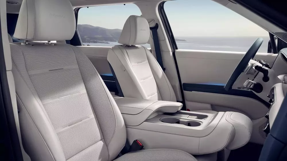 Ghế giữa ở hàng ghế trước của Hyundai Palisade 2025 bản 9 chỗ có thể gập xuống thành bệ tì tay trung tâm