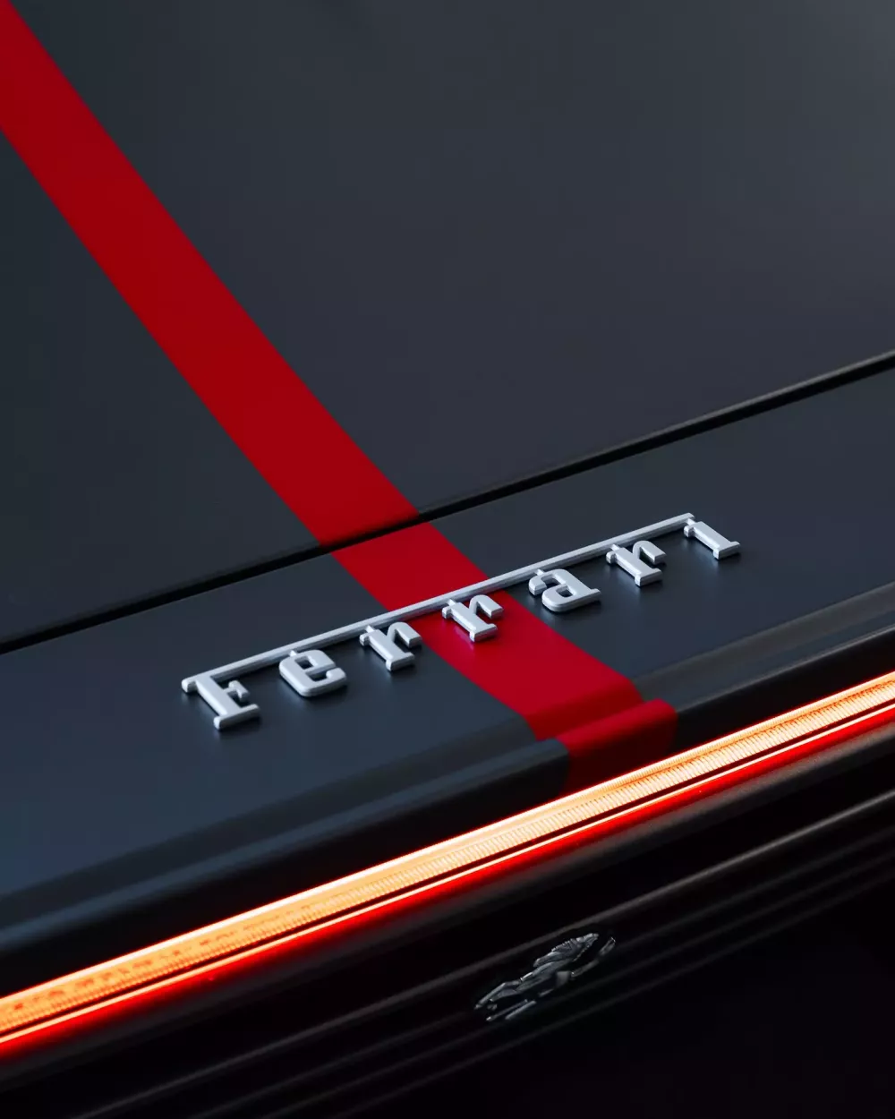 Tay đua F1 Carlos Sainz Jr nhận bàn giao siêu phẩm Ferrari Daytona SP3- Ảnh 5.