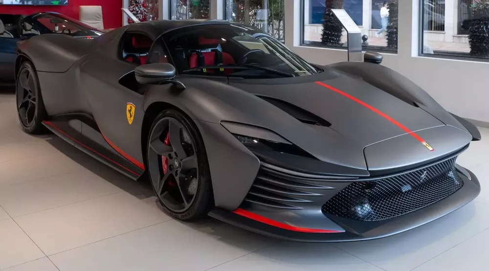 Tay đua F1 Carlos Sainz Jr nhận bàn giao siêu phẩm Ferrari Daytona SP3- Ảnh 2.