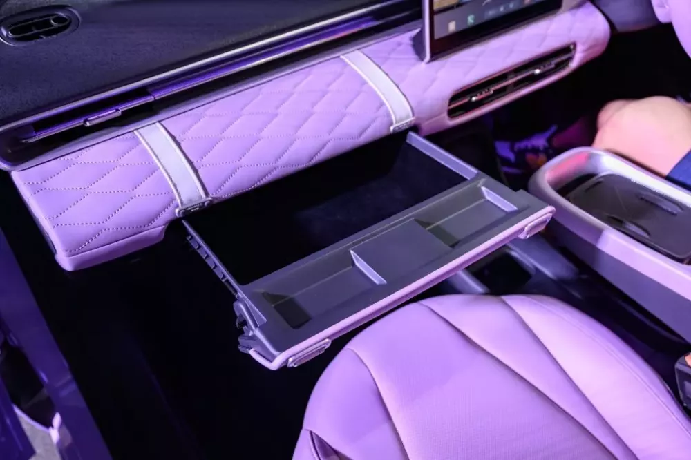 Ngăn chứa đồ bên dưới mặt táp-lô của Dongfeng Box