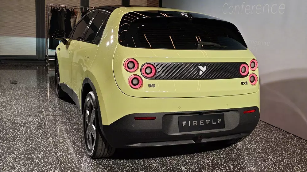 Đ&egrave;n hậu của Firefly c&oacute; thiết kế tương tự đ&egrave;n pha