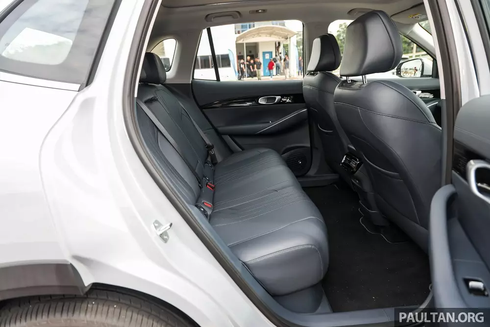 H&agrave;ng ghế sau của Proton eMas 7
