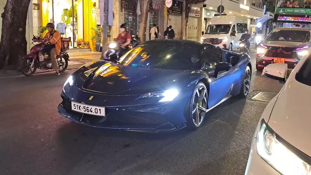 Si&ecirc;u xe Ferrari SF90 Spider hơn 50 tỷ đồng của Cường "Đ&ocirc;-la" t&aacute;i xuất trong ng&agrave;y đầu ti&ecirc;n của 2025- Ảnh 1.