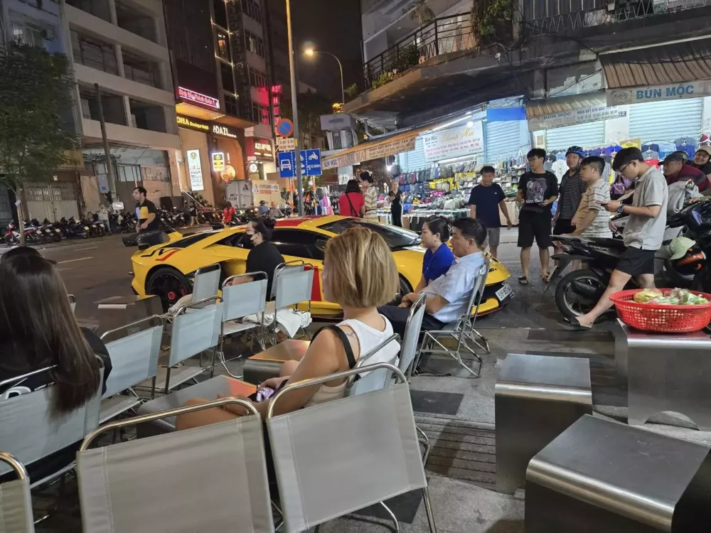 D&agrave;n si&ecirc;u xe đắt đỏ của giới đại gia "đi b&atilde;o" ăn mừng Việt Nam v&ocirc; địch- Ảnh 1.