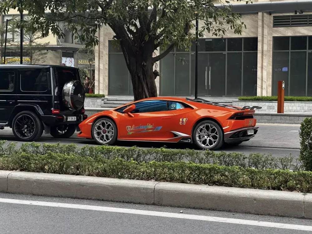 Đại gia Nghệ An mang siêu xe Lamborghini Huracan biển tứ quý lên Hà Nội dạo chơi- Ảnh 2.