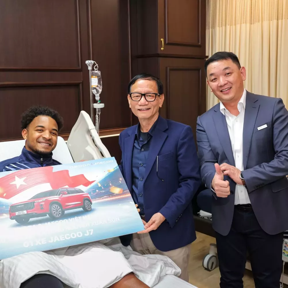 Tiền đạo Nguyễn Xu&acirc;n Son được tặng xe Jaecoo J7 PHEV c&ograve;n chưa b&aacute;n tại Việt Nam