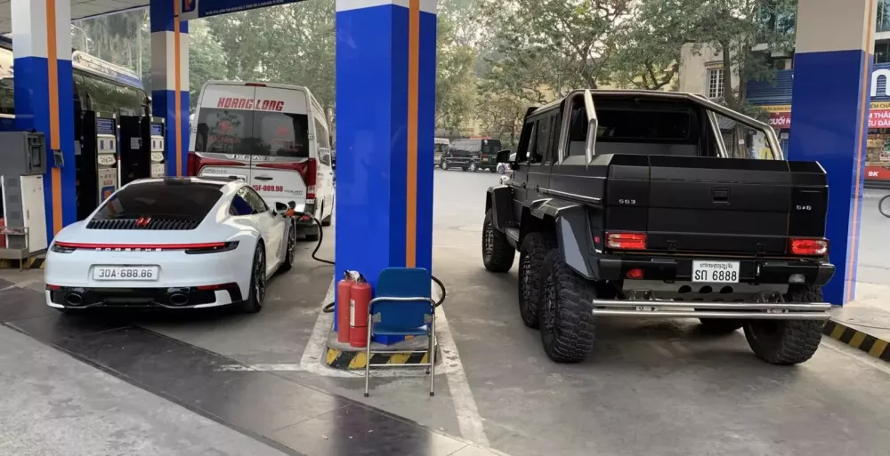Cặp đ&ocirc;i xe khủng biển to&agrave;n 6 v&agrave; 8 của 2 đại gia H&agrave; Nội t&igrave;nh cờ gặp nhau ở c&acirc;y xăng- Ảnh 3.