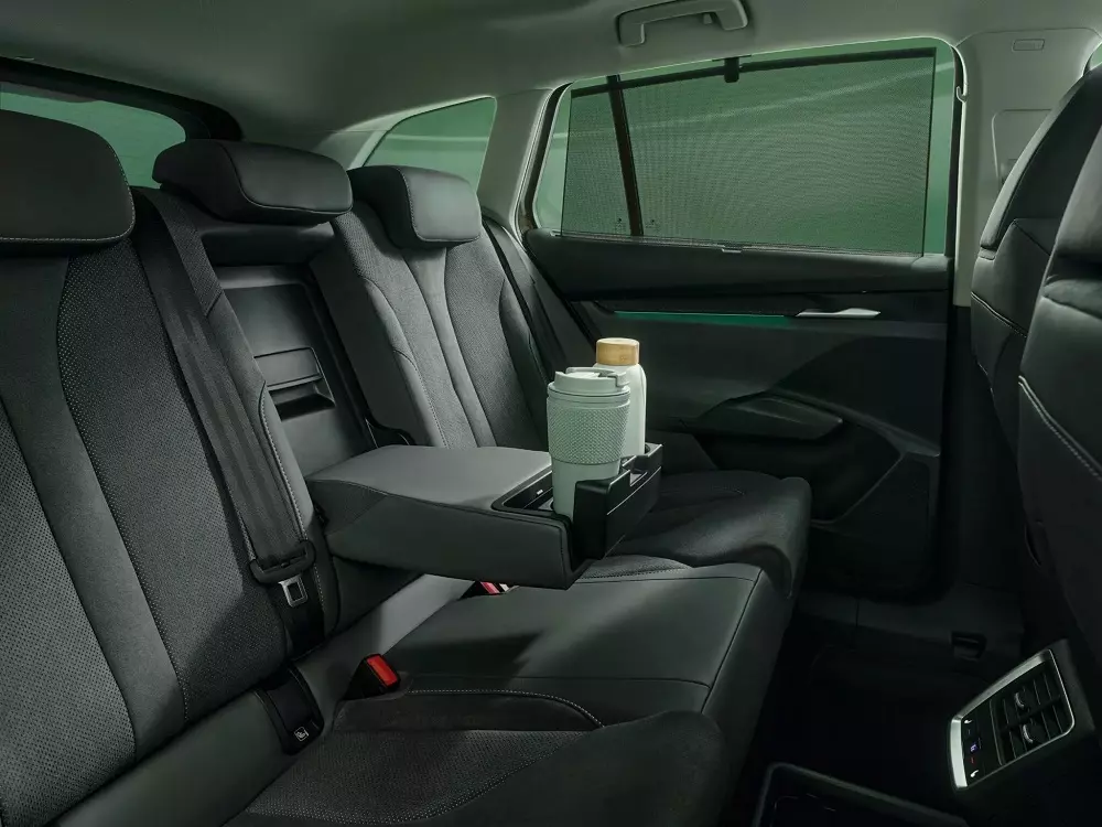 Hàng ghế sau của Skoda Enyaq 2025 có bệ tì tay tích hợp khay đựng ly