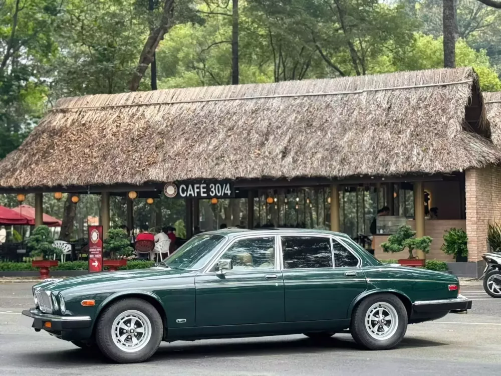 Chi tiết Jaguar XJ6 màu xanh lục đẹp mắt, chỉ có vài chiếc tại Việt Nam- Ảnh 1.