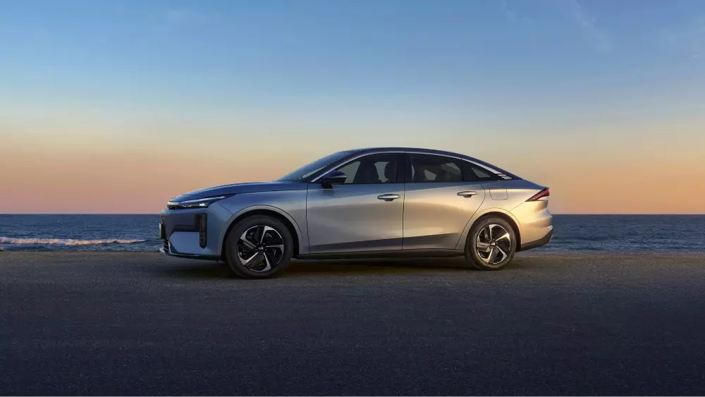 Geely Galaxy L6 EM-i bắt đầu được b&aacute;n trước tại Trung Quốc- Ảnh 2.