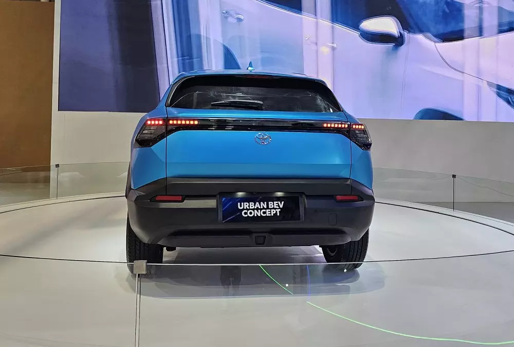 Toyota Urban Cruiser EV nhìn từ phía sau
