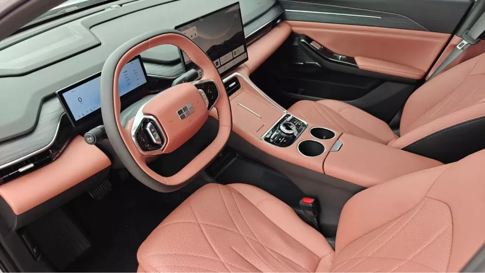 Cận cảnh Geely Galaxy L6 EM-i ở đại lý, sedan chỉ ăn xăng 2,9 lít/100km- Ảnh 7.