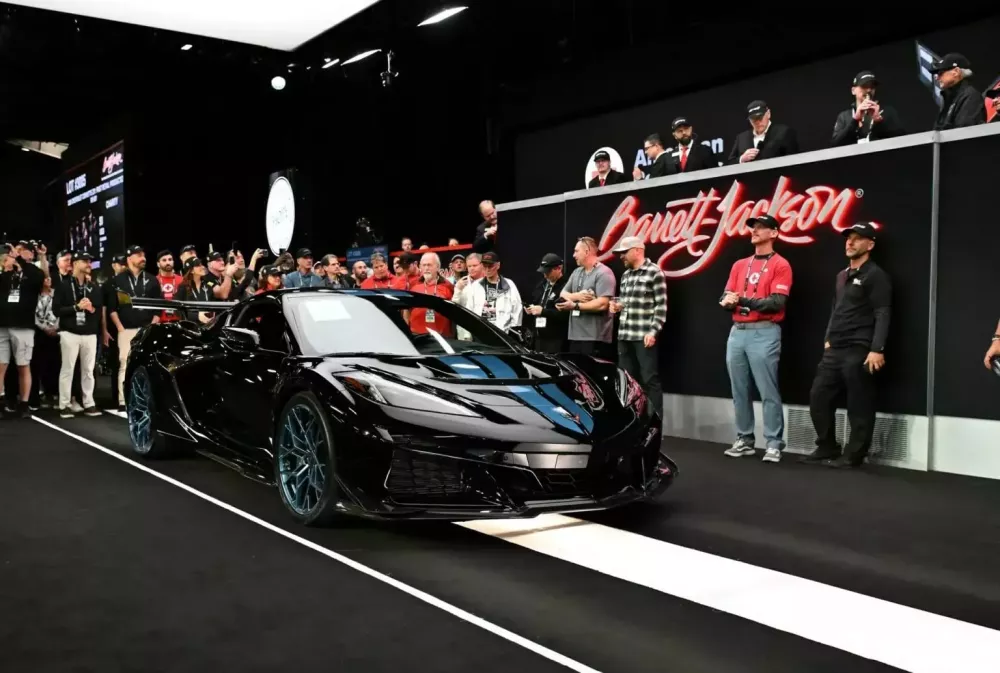 Rick Hendrick tiếp tục gây choáng khi chi 3,7 triệu USD cho Corvette ZR1 đầu tiên năm 2025- Ảnh 1.