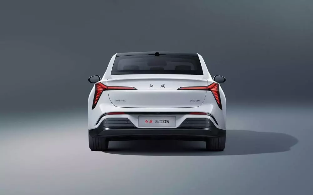 Hongqi Tiangong 05 chạy được 750 km sau một lần sạc pin