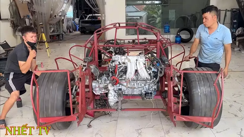 Động cơ của chiếc Toyota Corona được đặt vào khung Động cơ của chiếc Toyota Corona được đặt vào khung