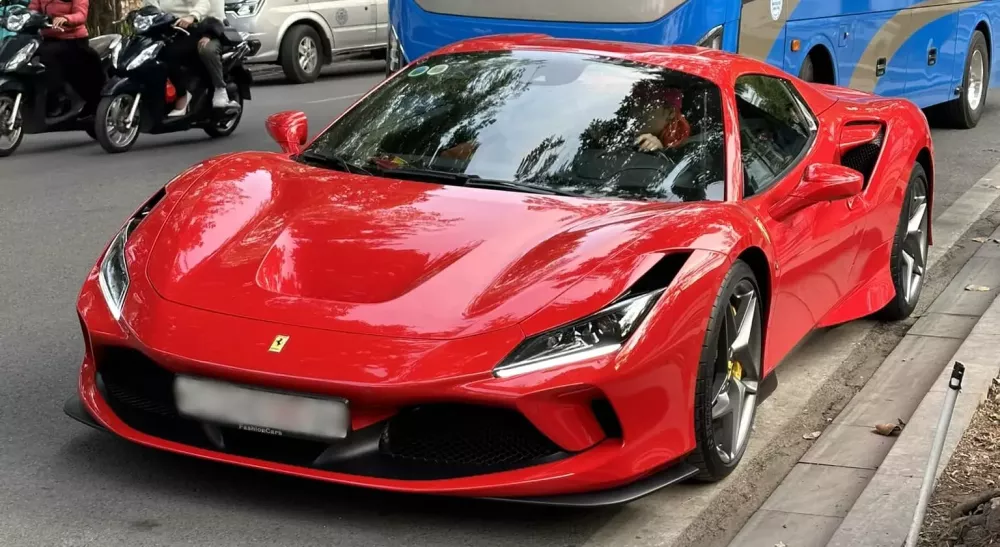Cận cảnh Ferrari F8 Spider của hot girl ở Hà Nội- Ảnh 2. Cận cảnh Ferrari F8 Spider của hot girl ở Hà Nội- Ảnh 2.