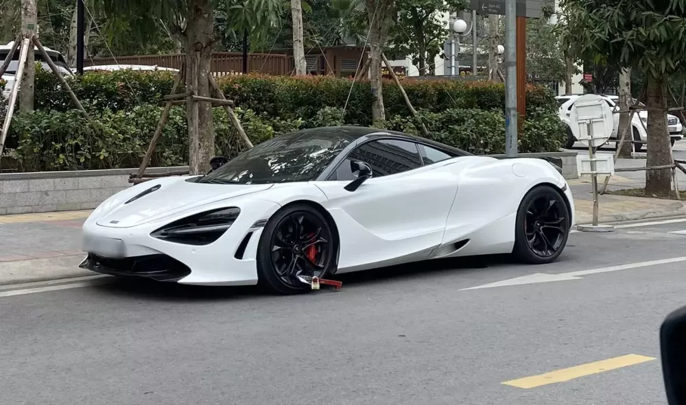 Siêu xe McLaren 720S với phong cách "Batman" gây chú ý tại Hà Nội- Ảnh 1.