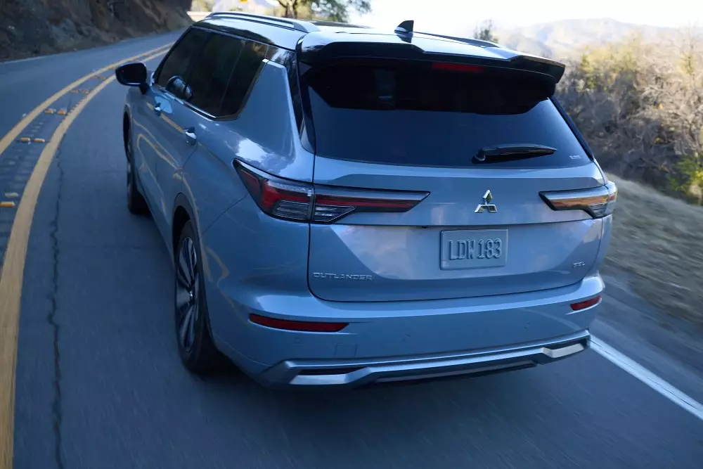 Đèn hậu của Mitsubishi Outlander 2025 được bổ sung vỏ màu khói