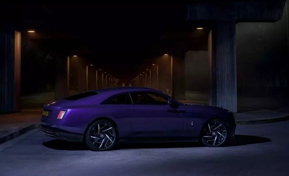 Nắp ca-pô màu đen Iced Black có thể kết hợp với 44.000 màu sơn ngoại thất của Rolls-Royce Black Badge Spectre Nắp ca-pô màu đen Iced Black có thể kết hợp với 44.000 màu sơn ngoại thất của Rolls-Royce Black Badge Spectre