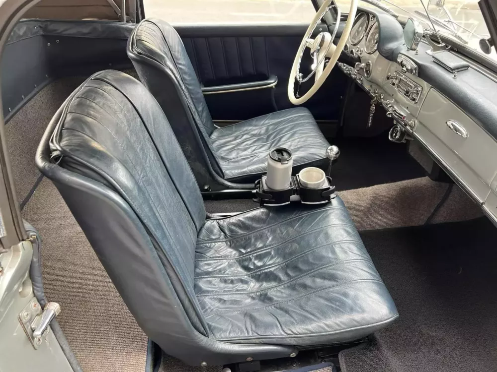 Mercedes-Benz 190 SL có thể được “Qua” Vũ trưng bày hơn 2 chiếc tại lễ hội cà phê Buôn Ma Thuột 2025 có gì hay?- Ảnh 4. Mercedes-Benz 190 SL có thể được “Qua” Vũ trưng bày hơn 2 chiếc tại lễ hội cà phê Buôn Ma Thuột 2025 có gì hay?- Ảnh 4.