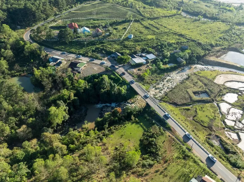 Chặng 4 đưa chúng tôi trở lại với cảm giác uốn lượn của núi rừng Tây Bắc khi đi qua đèo Violak.