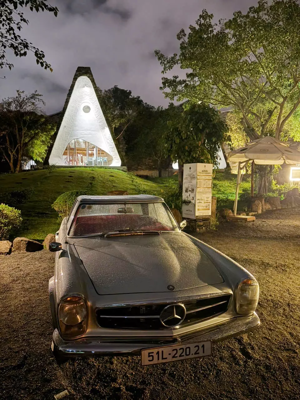 Cận cảnh Mercedes-Benz 250SL mới về đội xe của "vua cà phê" Việt Nam- Ảnh 1. Cận cảnh Mercedes-Benz 250SL mới về đội xe của "vua cà phê" Việt Nam- Ảnh 1.