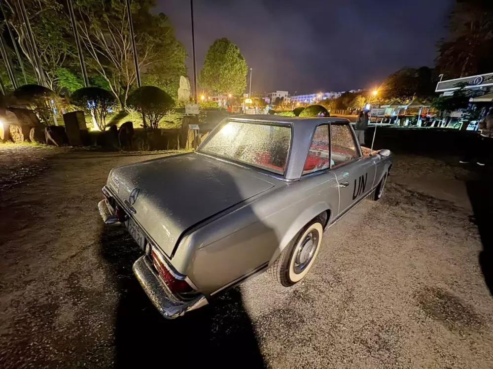 Cận cảnh Mercedes-Benz 250SL mới về đội xe của "vua cà phê" Việt Nam- Ảnh 4.