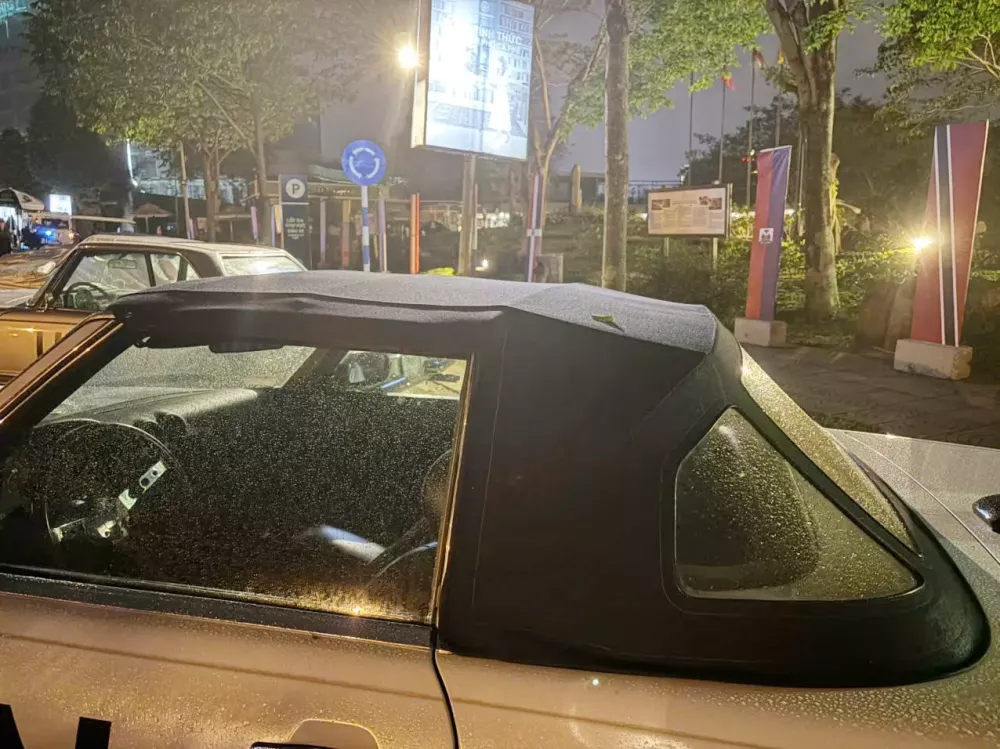Có gì hay ở chiếc xe Mercedes-Benz 560 SL hơn 2 tỷ đồng mới xuất hiện tại Tây Nguyên?- Ảnh 10. Có gì hay ở chiếc xe Mercedes-Benz 560 SL hơn 2 tỷ đồng mới xuất hiện tại Tây Nguyên?- Ảnh 10.