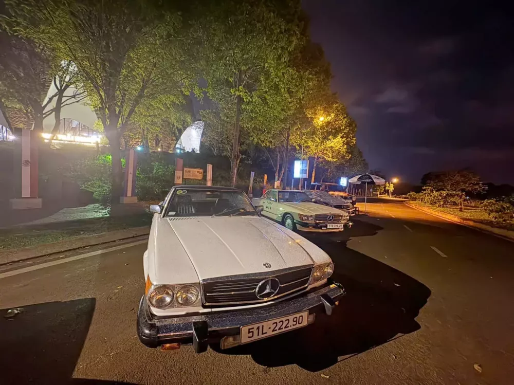 Có gì hay ở chiếc xe Mercedes-Benz 560 SL hơn 2 tỷ đồng mới xuất hiện tại Tây Nguyên?- Ảnh 1. Có gì hay ở chiếc xe Mercedes-Benz 560 SL hơn 2 tỷ đồng mới xuất hiện tại Tây Nguyên?- Ảnh 1.