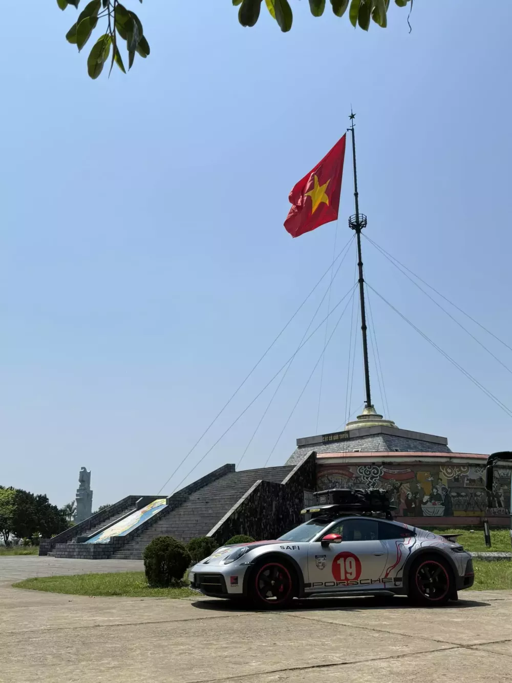 Chủ xe Porsche 911 Dakar vượt trở ngại đầu tiên trên đèo Pha Đin sương mù dày đặc- Ảnh 3. Chủ xe Porsche 911 Dakar vượt trở ngại đầu tiên trên đèo Pha Đin sương mù dày đặc- Ảnh 3.
