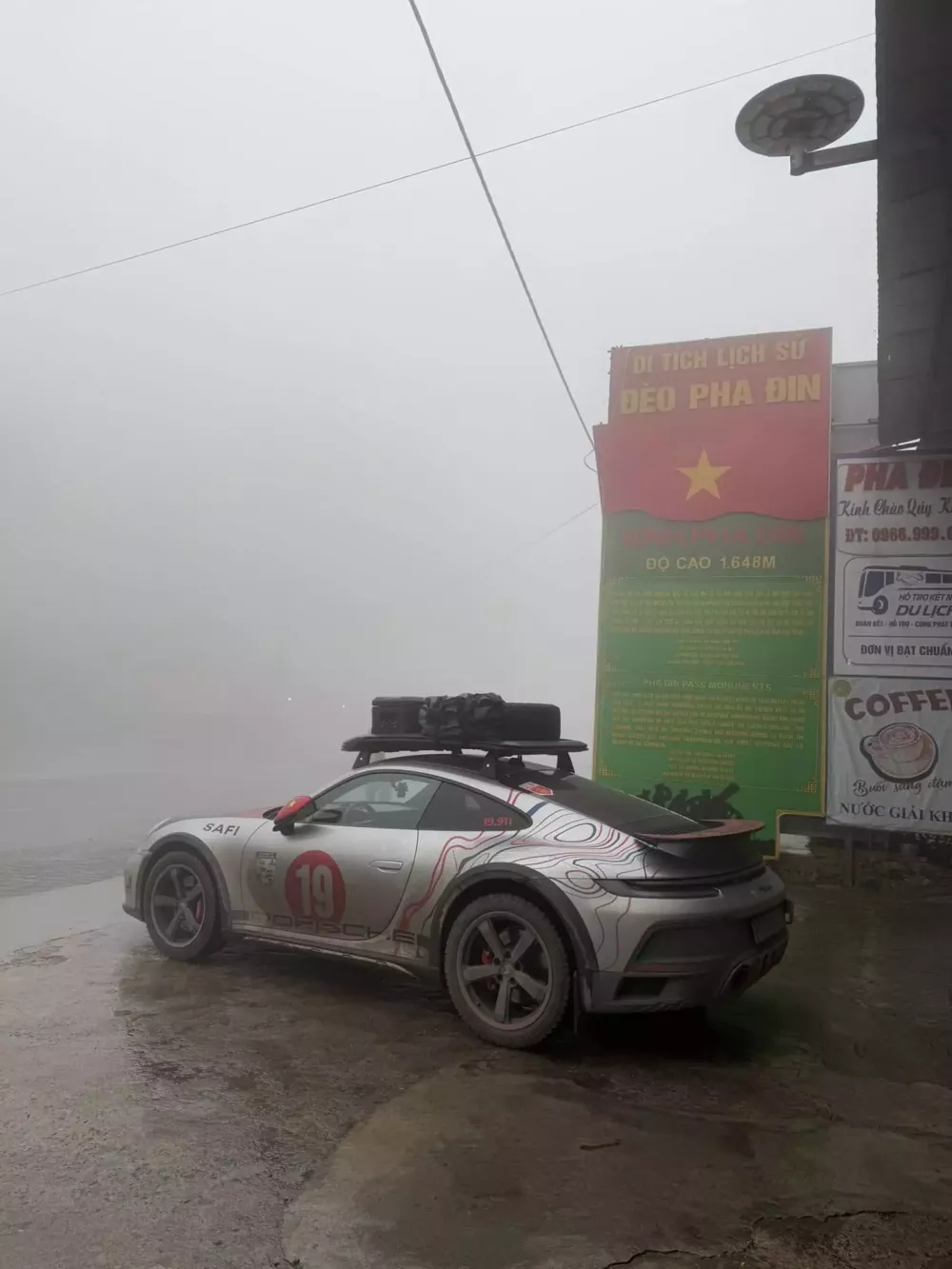 Chủ xe Porsche 911 Dakar vượt trở ngại đầu tiên trên đèo Pha Đin sương mù dày đặc- Ảnh 1. Chủ xe Porsche 911 Dakar vượt trở ngại đầu tiên trên đèo Pha Đin sương mù dày đặc- Ảnh 1.