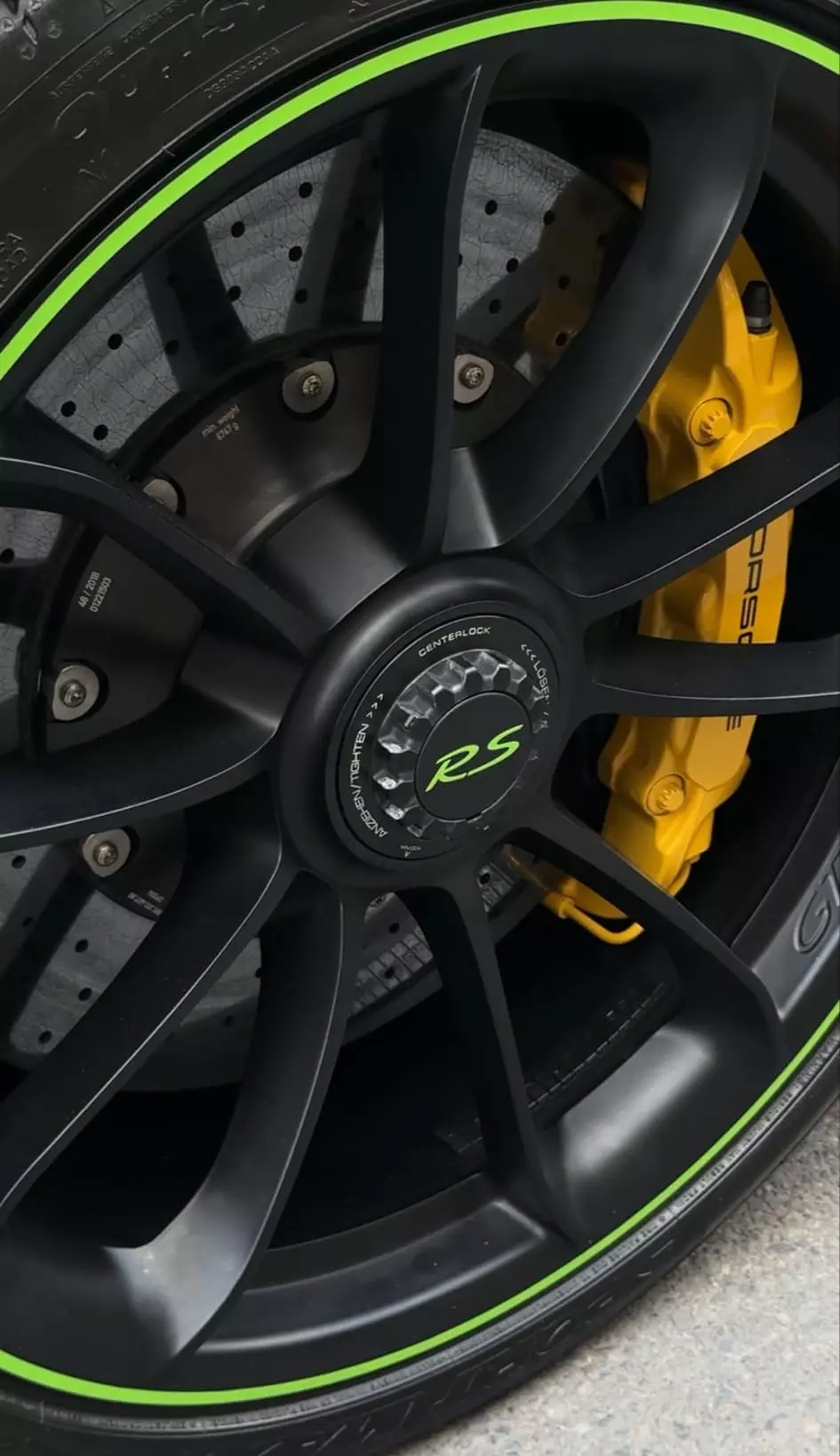 Porsche 911 GT3 RS màu độc của doanh nhân Tp.HCM tái xuất, biển đẹp, từng được rao bán- Ảnh 9. Porsche 911 GT3 RS màu độc của doanh nhân Tp.HCM tái xuất, biển đẹp, từng được rao bán- Ảnh 9.
