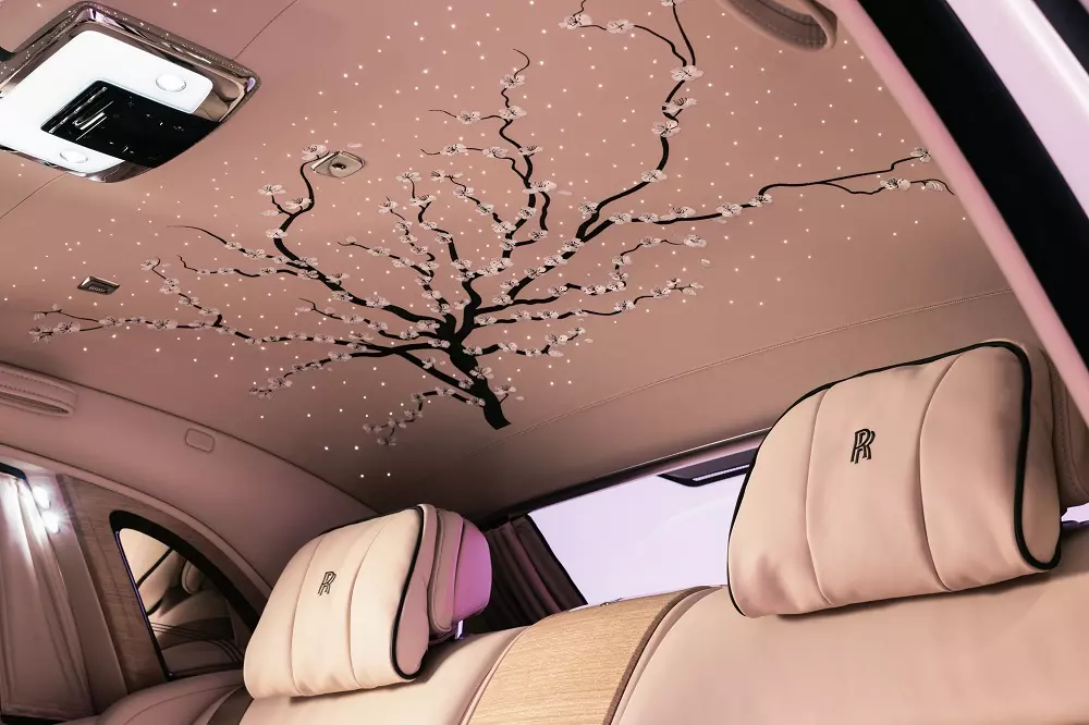 Cây nhà cái hi88 đào được thêu trên trần của Rolls-Royce Phantom Cherry Blossom