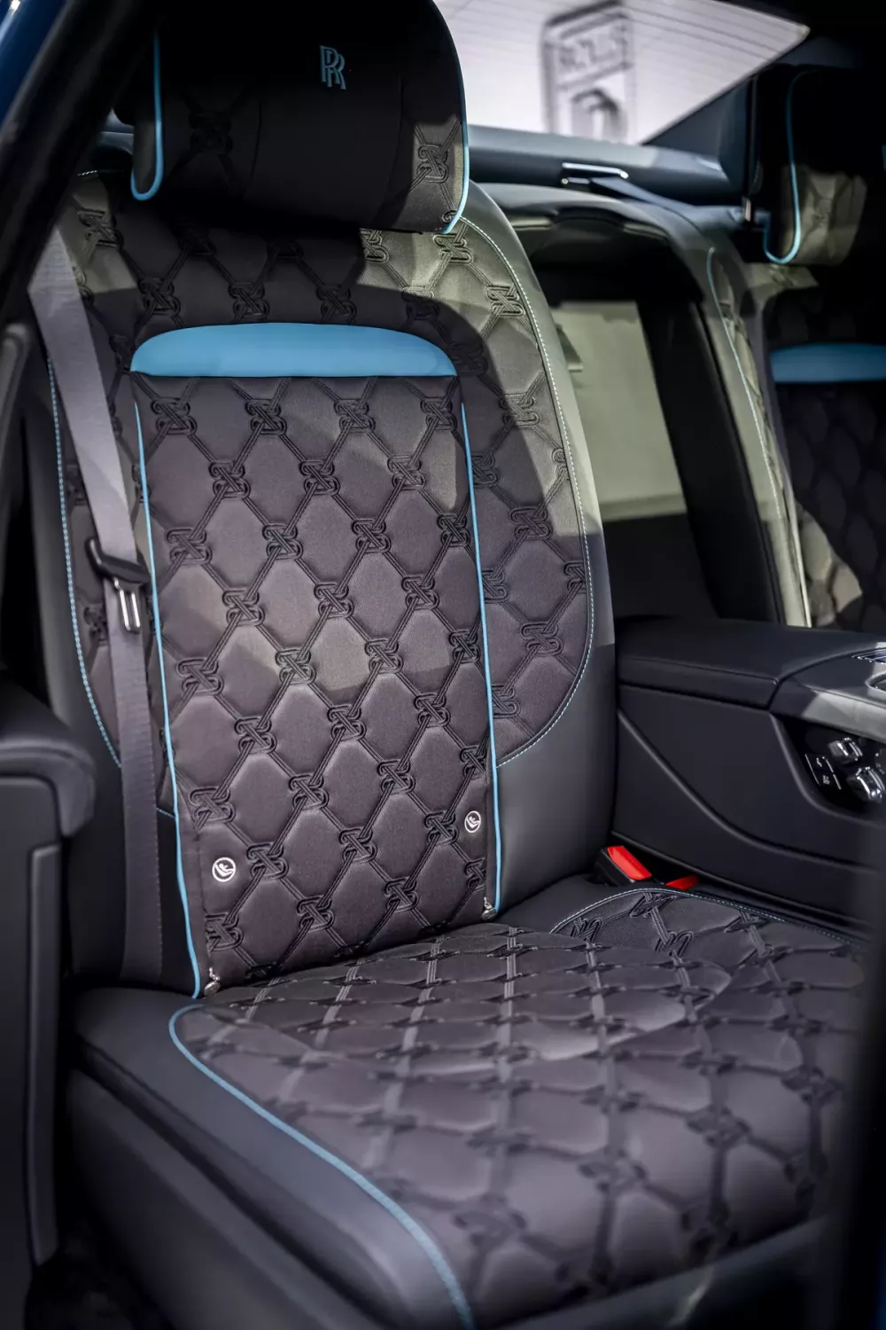 Vật liệu mới Duality Twill được ứng dụng trên Rolls-Royce Ghost Series II. Vật liệu mới Duality Twill được ứng dụng trên Rolls-Royce Ghost Series II.