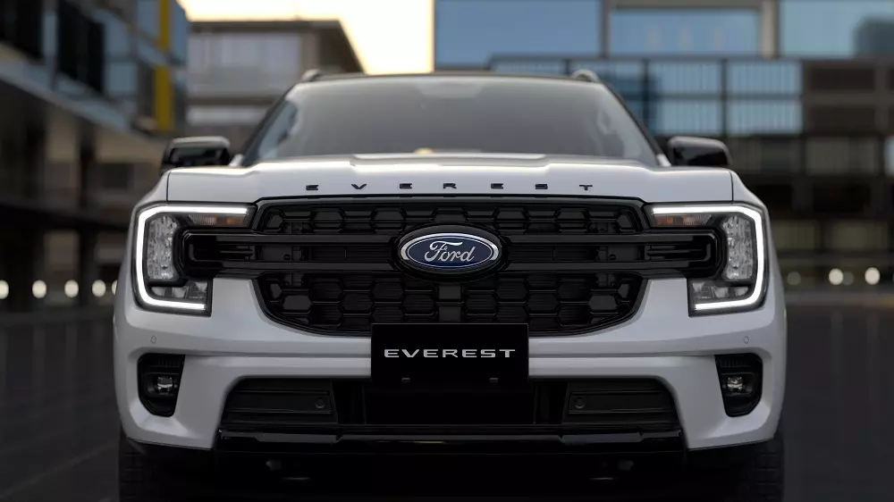 Ford Everest Sport phiên bản đặc biệt có thêm logo màu đen trên nắp ca-pô Ford Everest Sport phiên bản đặc biệt có thêm logo màu đen trên nắp ca-pô