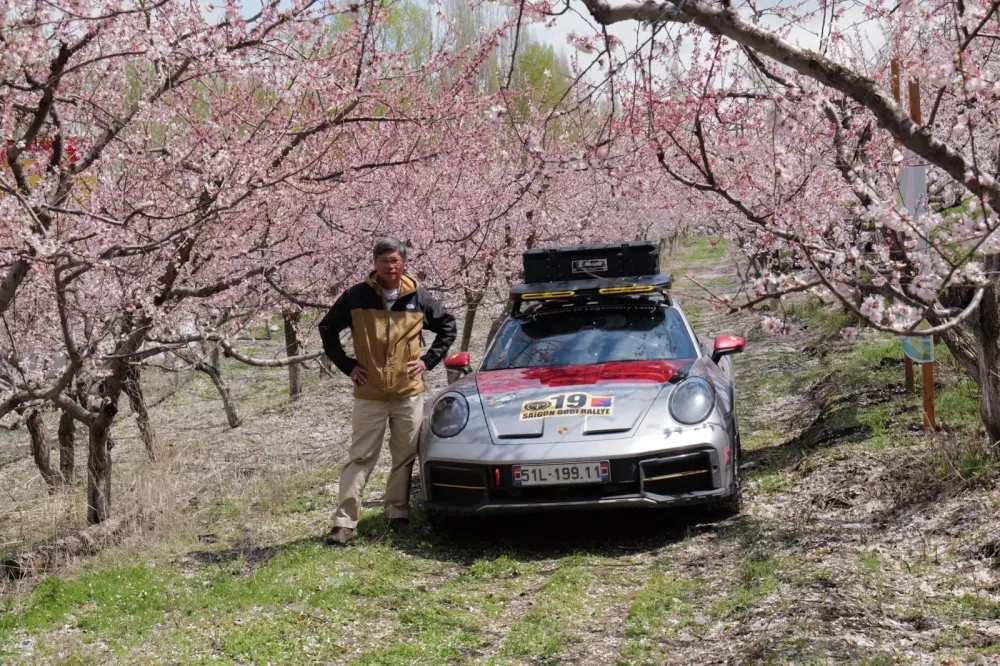 Ngắm Porsche 911 Dakar của doanh nhân Hải Phòng ở rừng đào tại thảo nguyên Ili của Trung Quốc- Ảnh 1. Ngắm Porsche 911 Dakar của doanh nhân Hải Phòng ở rừng đào tại thảo nguyên Ili của Trung Quốc- Ảnh 1.