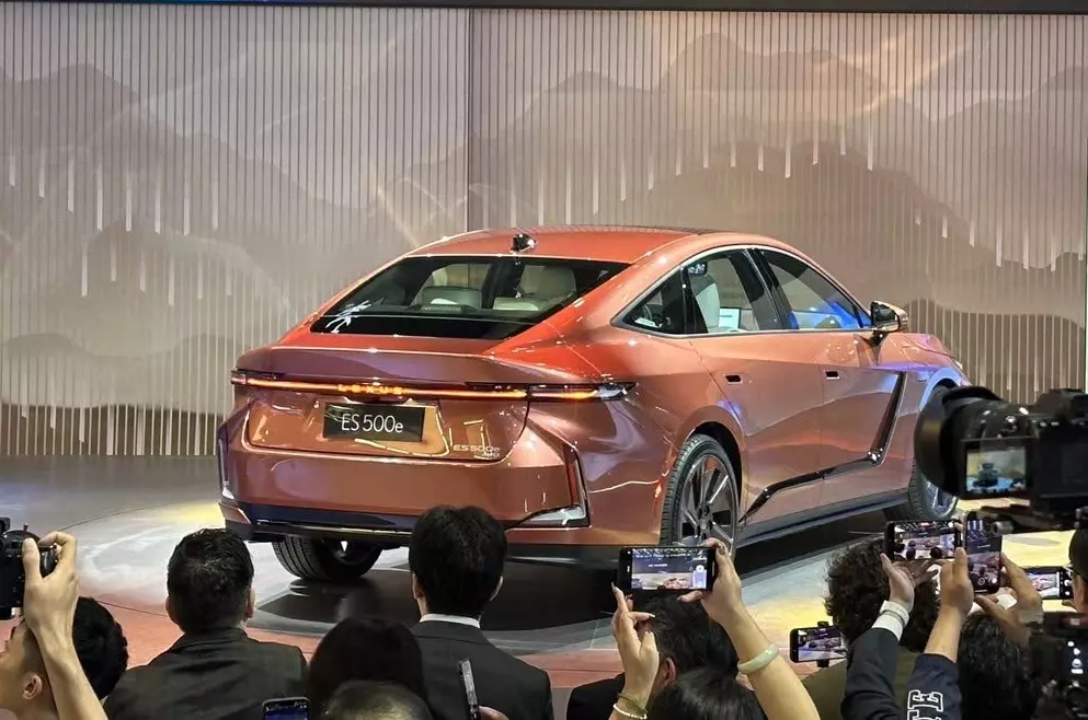 Thiết kế phía sau của Lexus ES 2025 Thiết kế phía sau của Lexus ES 2025