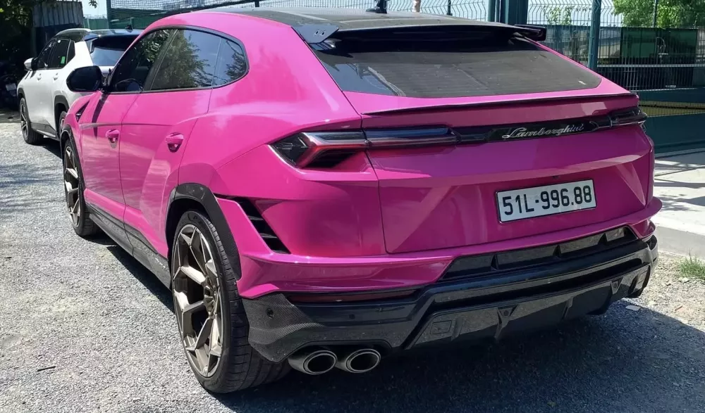 Lamborghini Urus Performante màu độc mang biển số gần 100 triệu đồng ở Tp.HCM- Ảnh 2. Lamborghini Urus Performante màu độc mang biển số gần 100 triệu đồng ở Tp.HCM- Ảnh 2.
