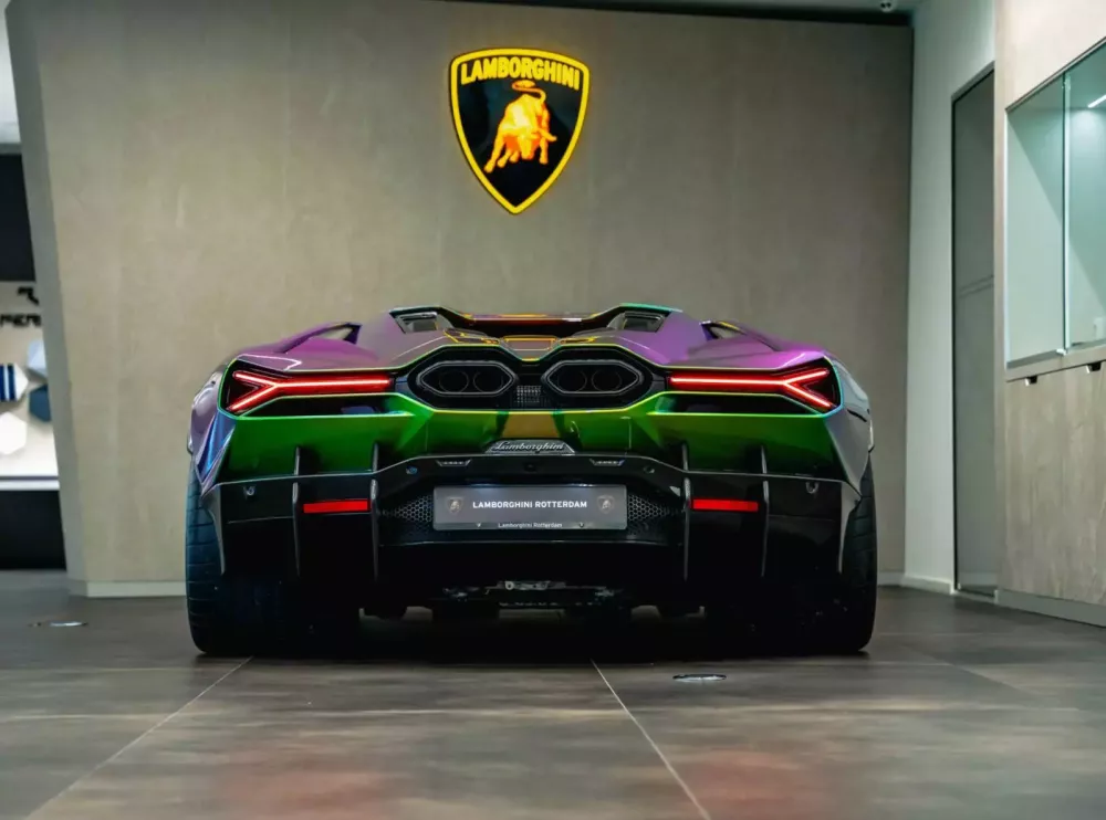 Lamborghini Revuelto mang màu sơn bắt mắt, có thể lên đến 2 tỷ đồng- Ảnh 5. Lamborghini Revuelto mang màu sơn bắt mắt, có thể lên đến 2 tỷ đồng- Ảnh 5.