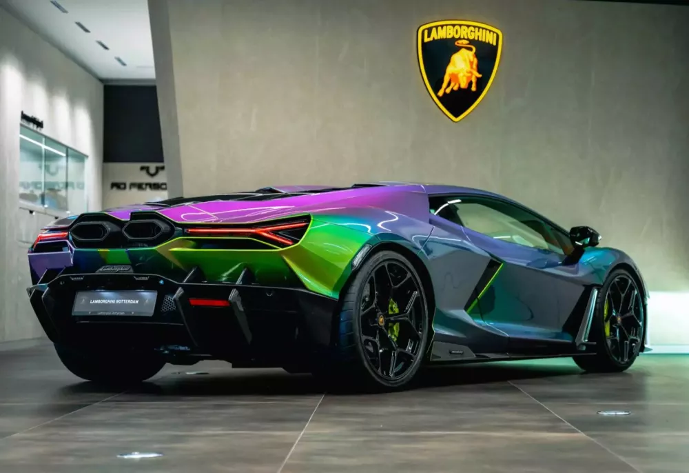 Lamborghini Revuelto mang màu sơn bắt mắt, có thể lên đến 2 tỷ đồng- Ảnh 4. Lamborghini Revuelto mang màu sơn bắt mắt, có thể lên đến 2 tỷ đồng- Ảnh 4.