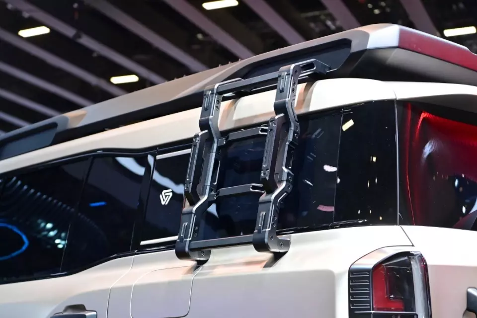 Thang leo lên nóc của mẫu SUV mới nhà Hongqi Thang leo lên nóc của mẫu SUV mới nhà Hongqi