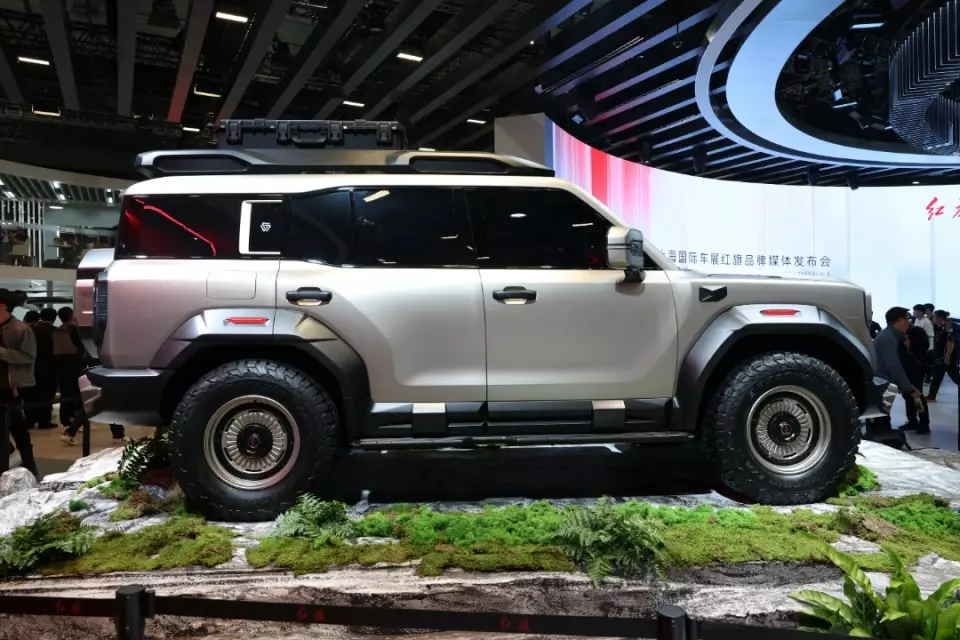 Mẫu SUV mới của Hongqi khi nhìn từ bên sườn Mẫu SUV mới của Hongqi khi nhìn từ bên sườn