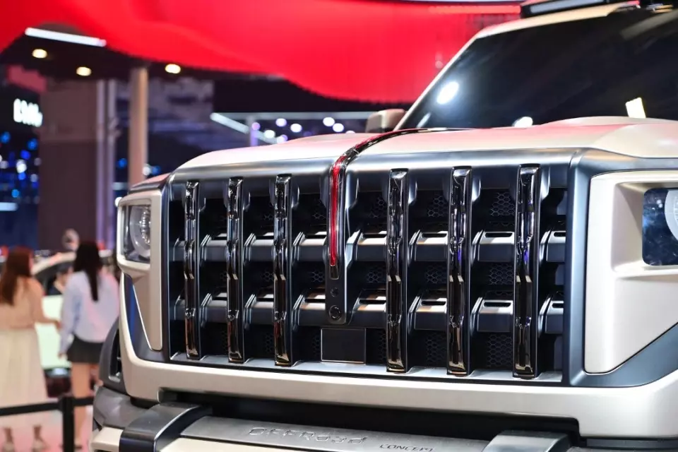 Dải logo màu đỏ trên đầu xe của mẫu SUV mới nhà Hongqi Dải logo màu đỏ trên đầu xe của mẫu SUV mới nhà Hongqi