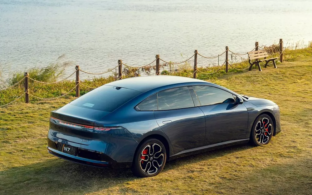 Nissan N7 nhìn từ phía sau Nissan N7 nhìn từ phía sau